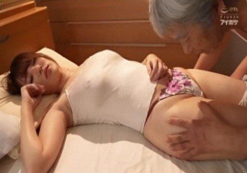 Bố già dâm dật nửa đêm ghé phòng con dâu xem bướm nóng bỏng