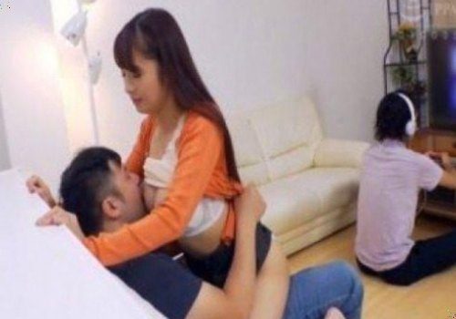 Chồng nghiện game, cô vợ đành cùng bạn thân lén quan hệ
