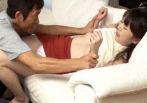 Cô nàng ngây thơ bị anh trai giữ lại làm trò đồi bại cực nóng