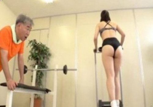 Cô nàng thèm chim ra ngoài tập thể dục quyến rũ trai