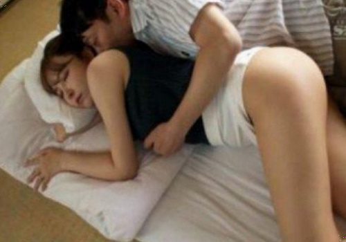 Con dâu xinh đẹp khiến bố chồng dậy sóng ham muốn