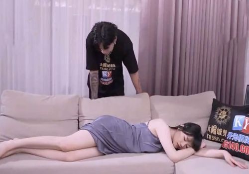 Con trai mây mưa với mẹ kế dáng đẹp đang ngủ say