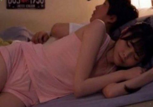 Ngủ chung cùng cô bạn thân diện đồ siêu gợi cảm