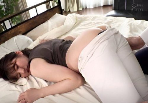 Vợ xinh nóng bỏng bị bạn chồng đến chơi cưỡng địt thô bạo