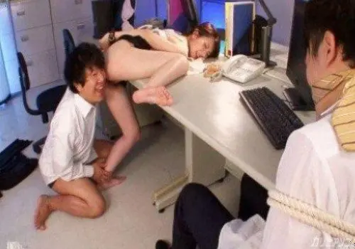 Chồng ngơ ngác khi bị giữ lại chứng kiến sếp cưỡng hiếp vợ